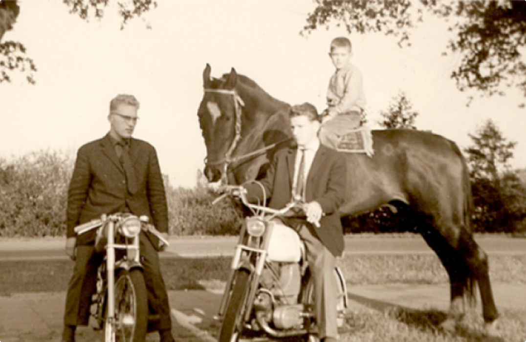 Herman en cees op hun bromfietsen